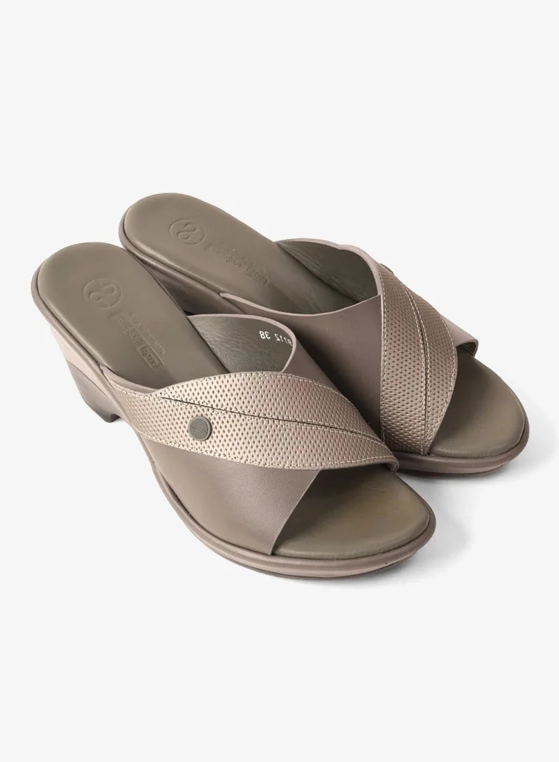 كومفورت بلس صنادل جلد مريحة وداعمة بكعب منخفض رمادي